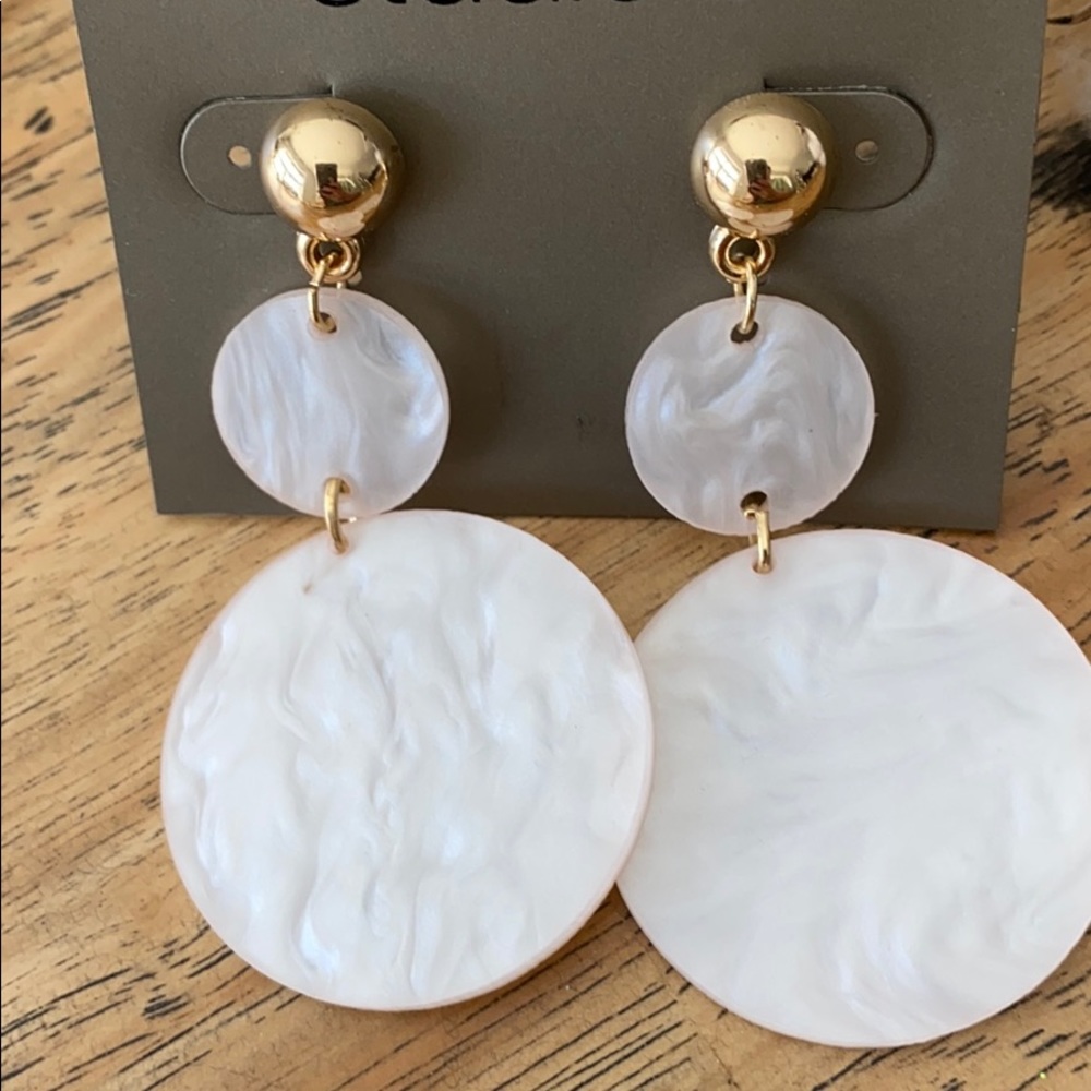 Light pink and Gold resin circle earrings - Picture 3 of 4